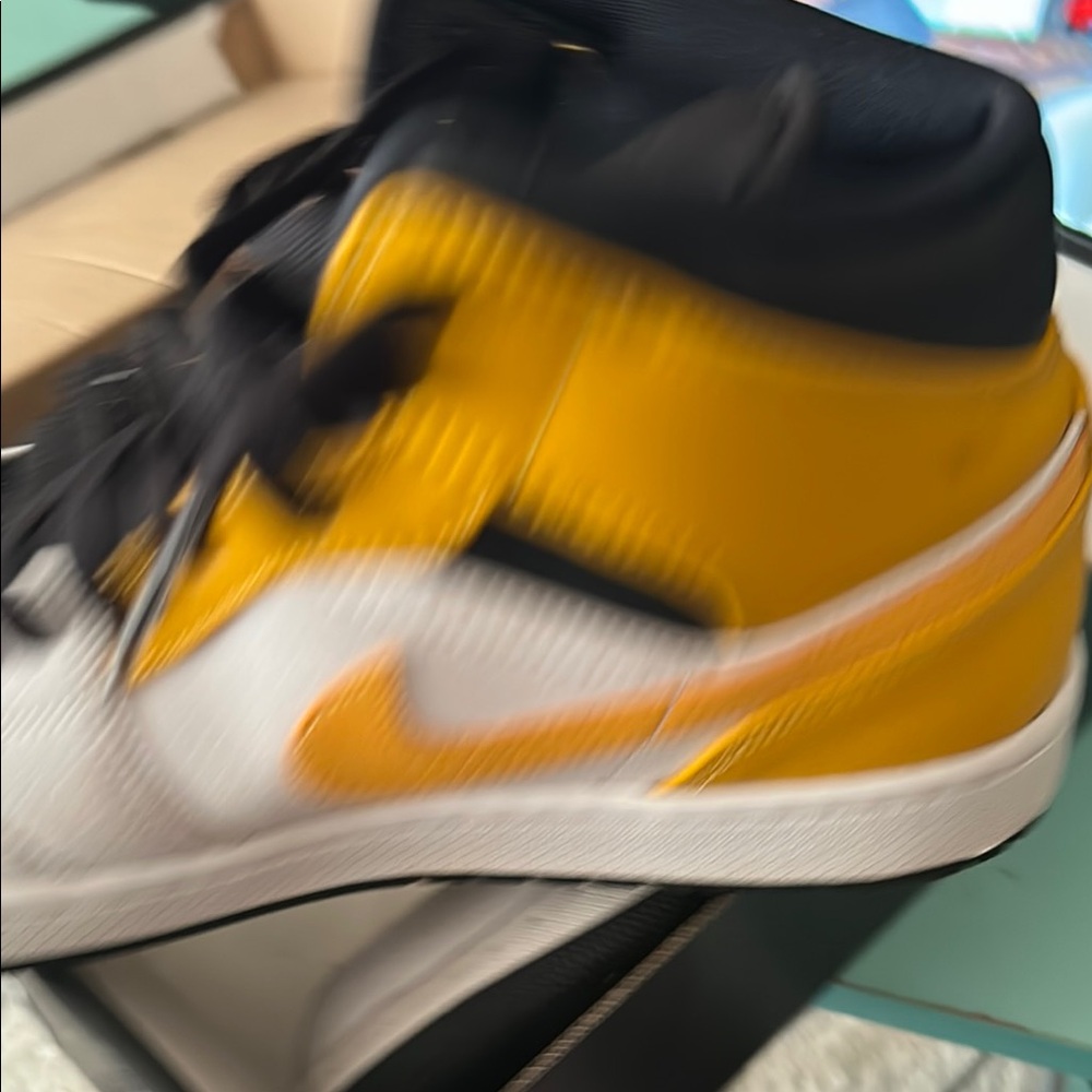 Air Jordan 1 Mid - White and Black - Picture 10 of 12